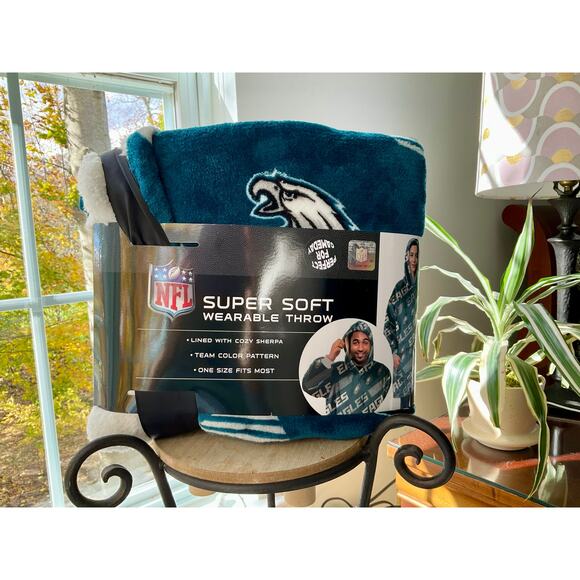 🆕EAGLES NFL |  Hooded Wearable Fleece Throw | One Size - Picture 2 of 3